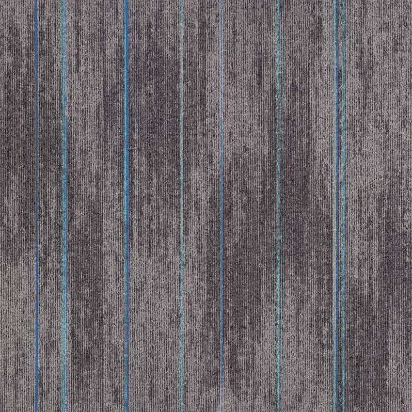 Karo halı Darvin 23, mavi ve lacivert desenleriyle koyu gri renge sahiptir.