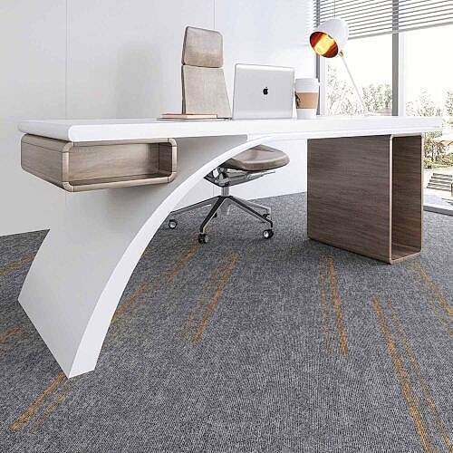 Matisse 2105 kolay temizlenebilir karo halı olmasıyla pratik kullanım sunar.