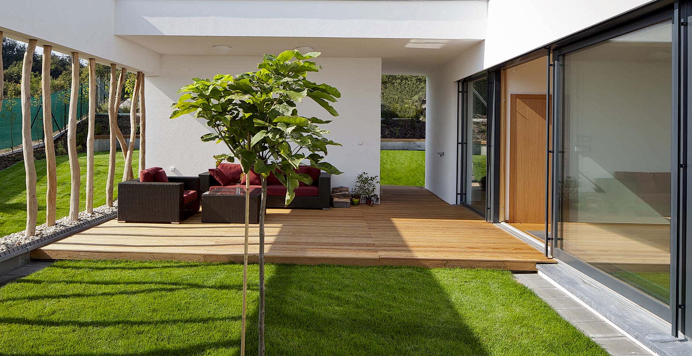 Yapay çim halı, doğal görünümlü ve dayanıklı tasarımıyla bahçeler için ideal