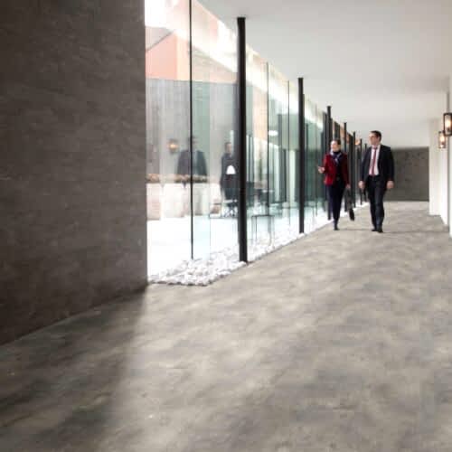 PVC yer döşemesi beton görünümlü Maderas 40 çevre dostu ve sürdürülebilirdir.