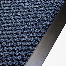 Mavi paspas, kolay süpürülebilir yapısıyla uzun süre temiz kalır.