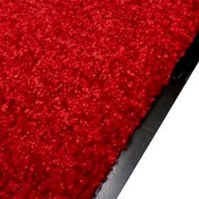 Kırmızı renkli paspas, dayanıklı polipropilen iplikten üretilmiş.