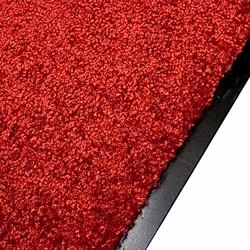 Kırmızı renkli paspas, dayanıklı polipropilen iplikten üretilmiş.